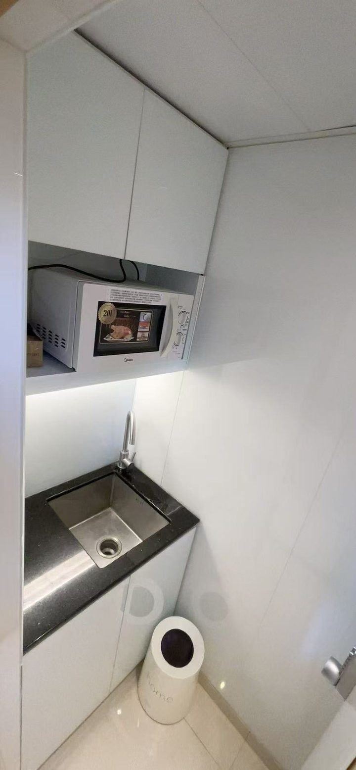 每層雙廚房實拍：微波爐 · 電磁爐 · 冰箱